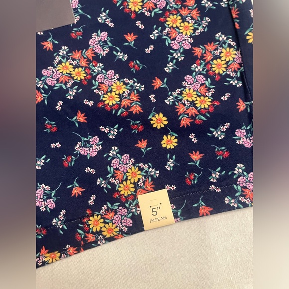 St. John’s Bay Women’s Mid Rise Short Size 12 5” Inseam Navy Floral. New w tag - Picture 3 of 8